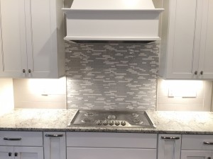 Tile backsplash w gas cooktop