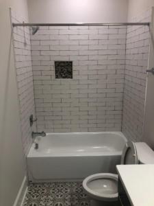 1st flr guest tub shower